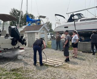 Sensibilisation et nettoyage des embarcations au tournoi de pêche du lac Asselin