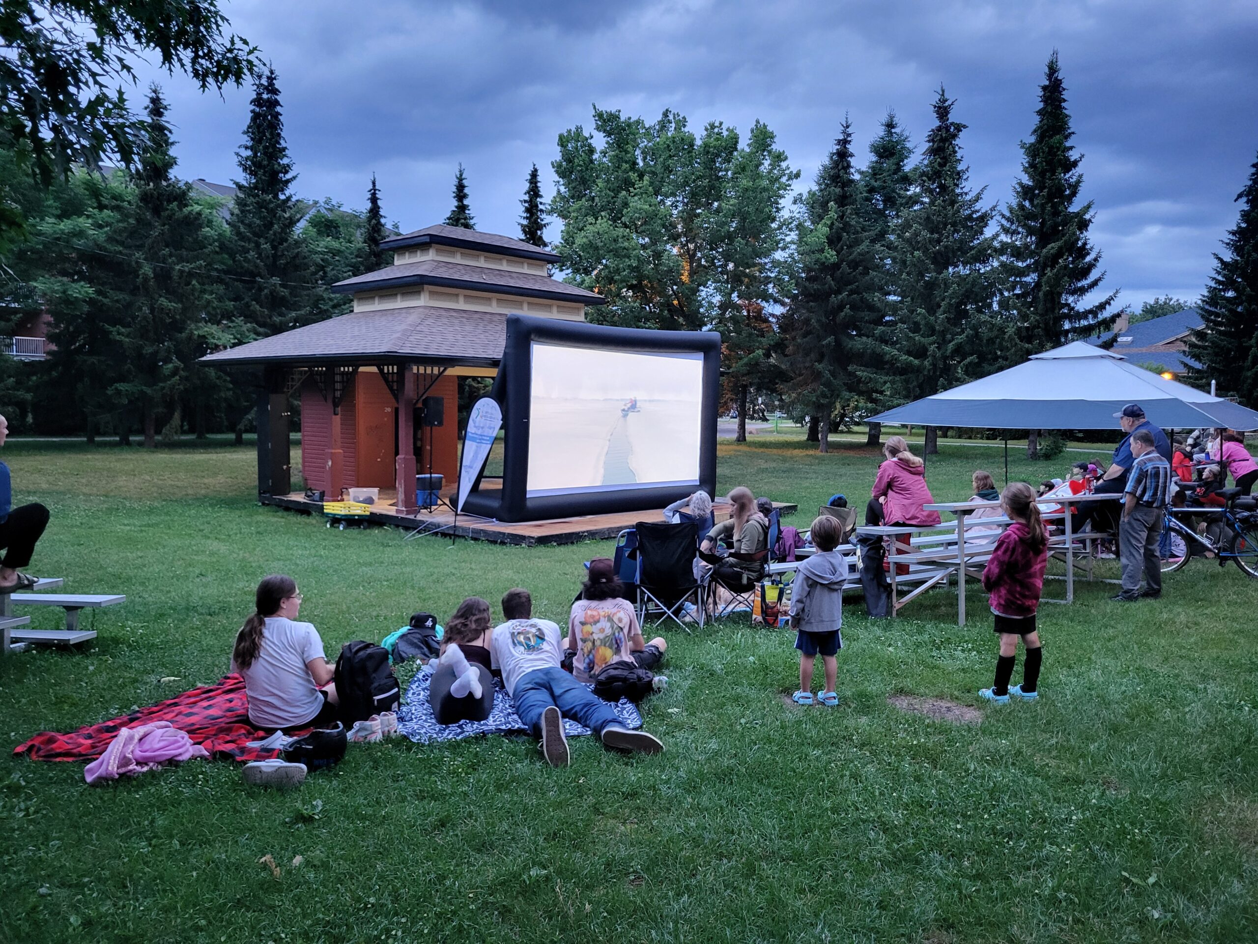 Cinéma Odyssée sous les glaces - OBV COPERNIC Photo d’une activité du Mois de l’eau, la projection d’un film en extérieur. Source : OBV COPERNIC