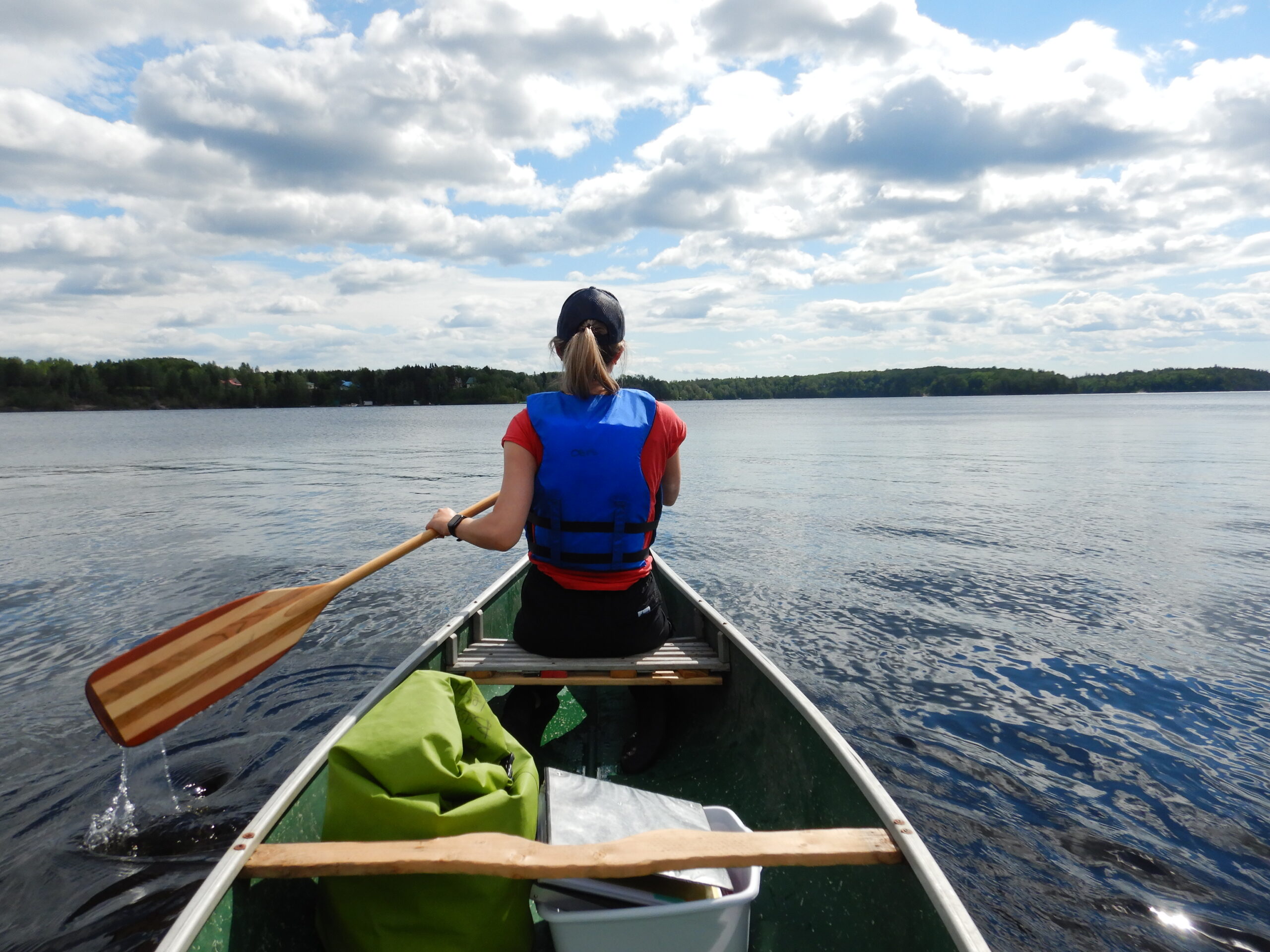 Lac_Kenogami_OBVS_ 2020 Photo d’une personne en canot sur le Lac Kenogami. Source: OBVS